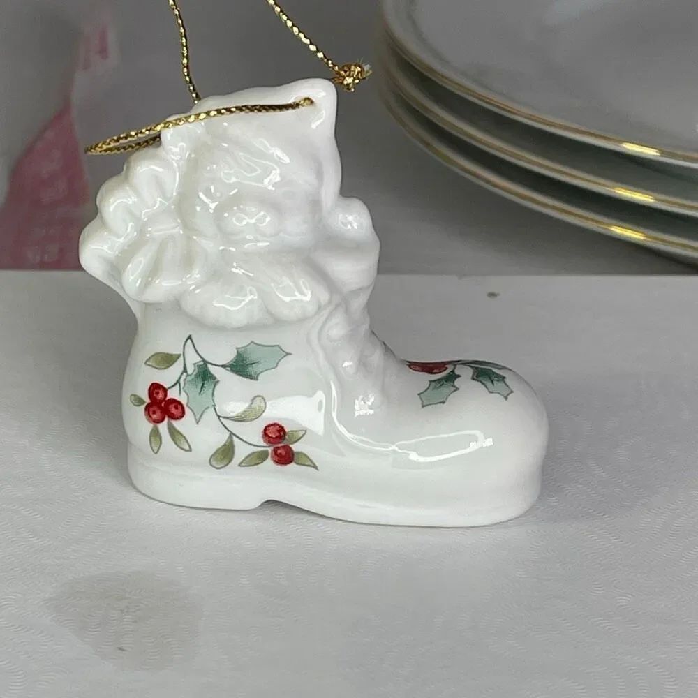 Pfaltzgraff Winterberry cat in stocking ornament.
